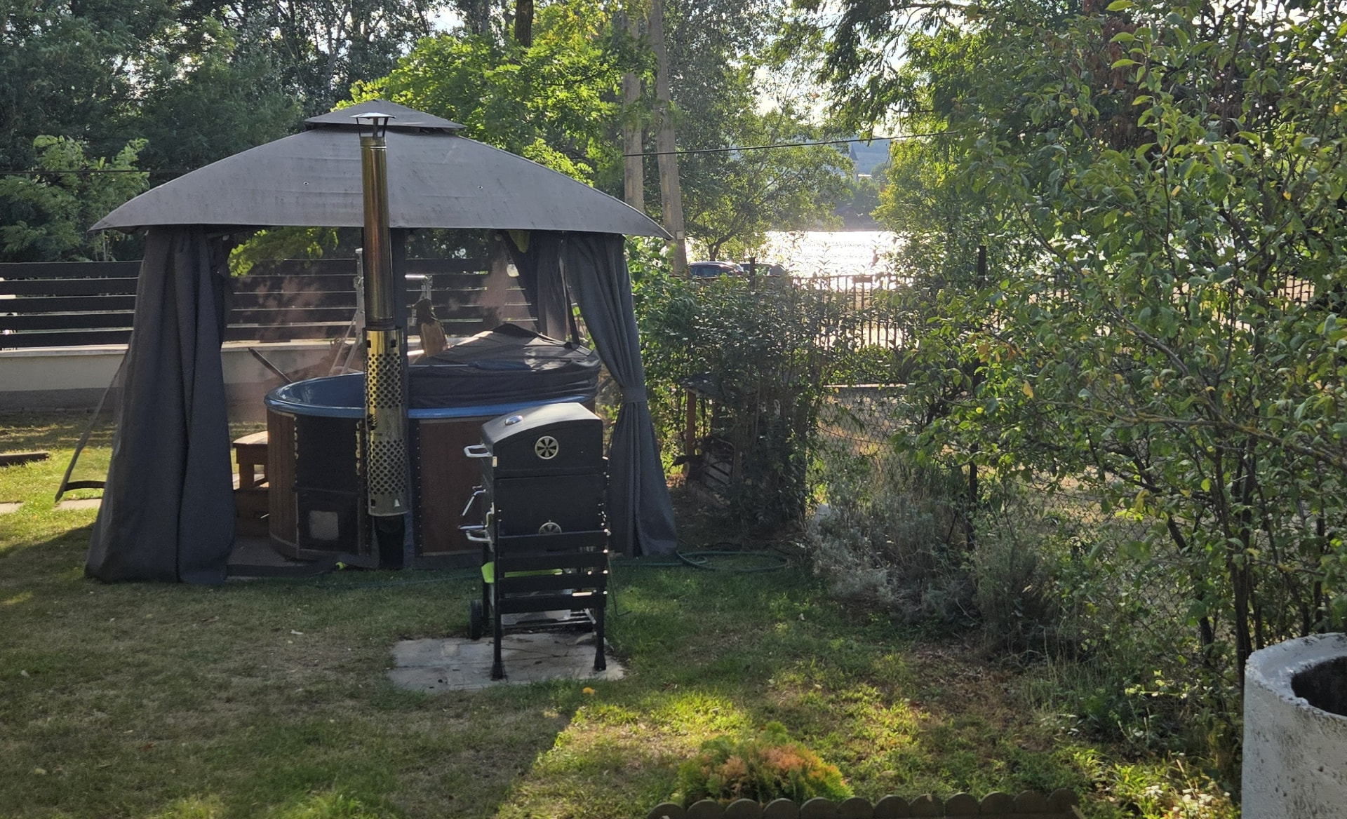 Fűtött dézsa sátorkunyhóban és grill a Palatinus Apartman kertjében