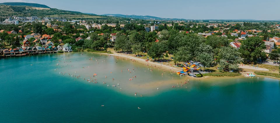 Légi fotó a Palatinus-tó strandjáról fürdőzőkkel