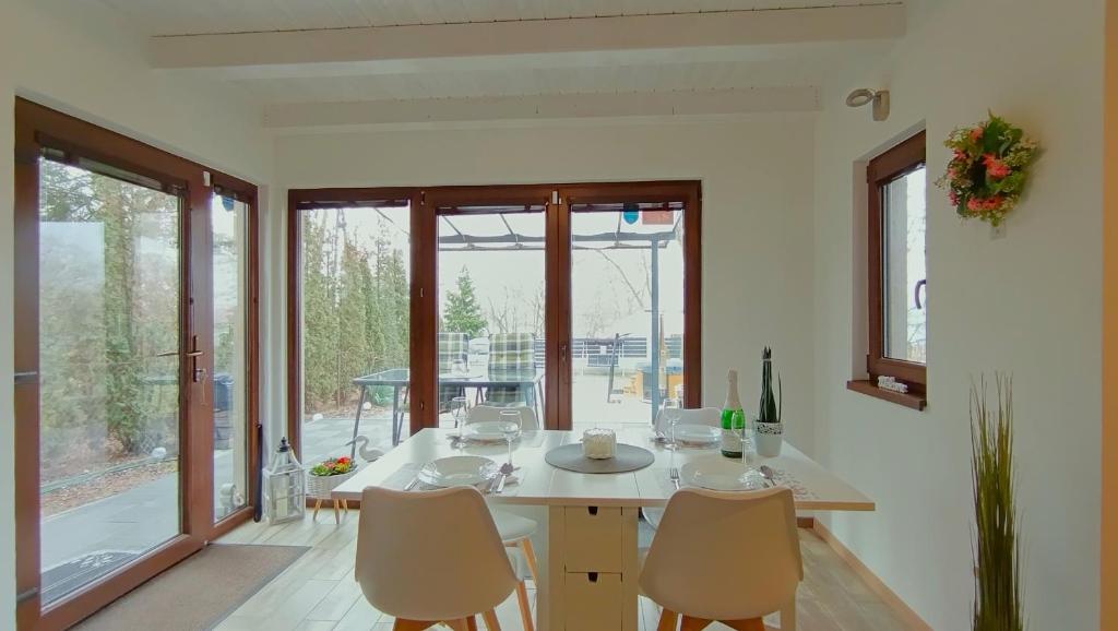 Étkező a Palatinus Apartmanban, üvegtávalóra nyíló kilátással a kertre