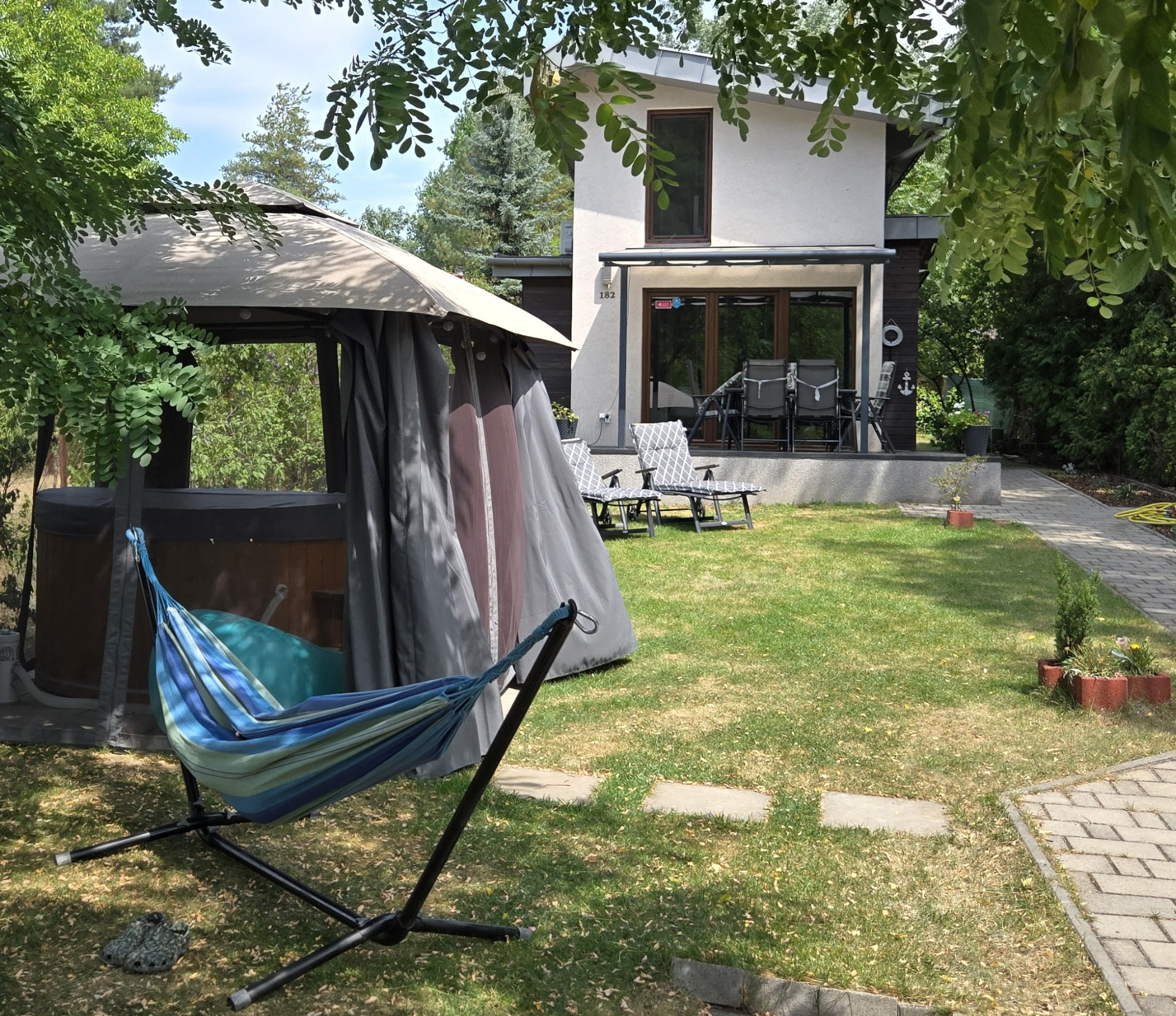 Kerti pavilon dézsával és függőággyal a Palatinus Apartman kertjében